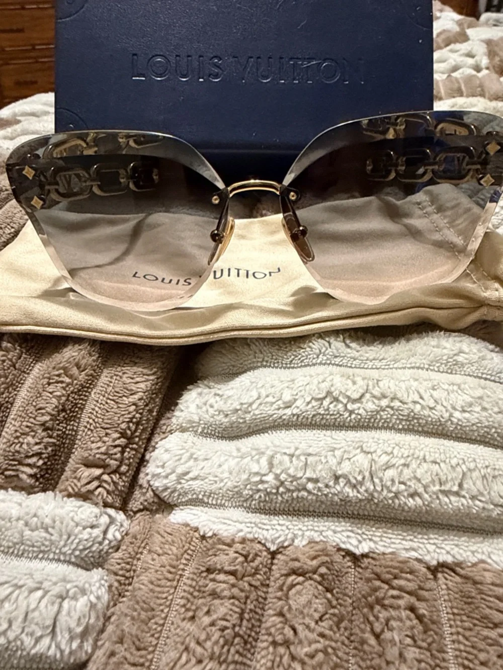 Louis Vuitton Women's Gold Chain Detail Sunglasses with Brown Gradient Lenses - Picture 3 of 6